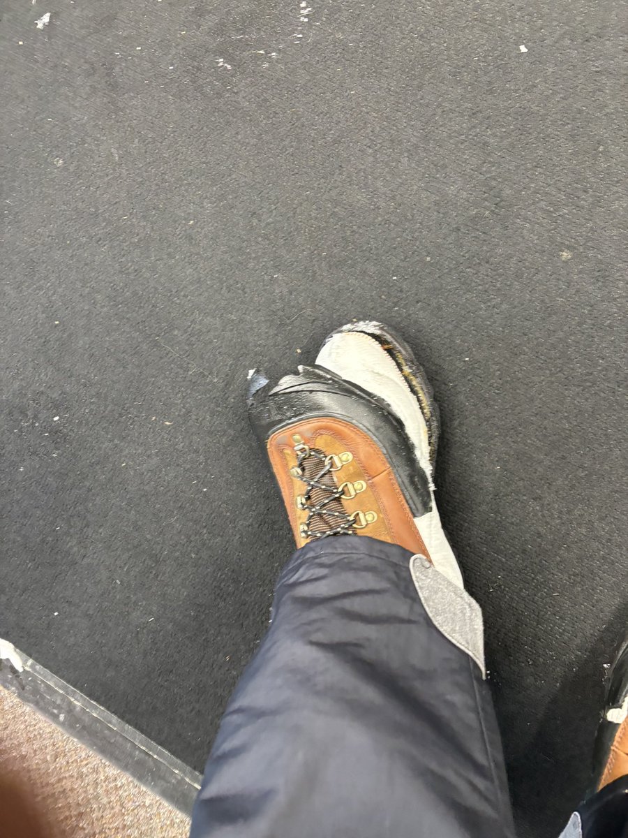 anamerican4ever's tweet photo. @hypebae @sorelfootwear @LangleyFox My experience with @sorelfootwear   so far they have not even acknowledged my complaint #sorel #sorelfootwear #snowboots https://t.co/RamSQhq72m