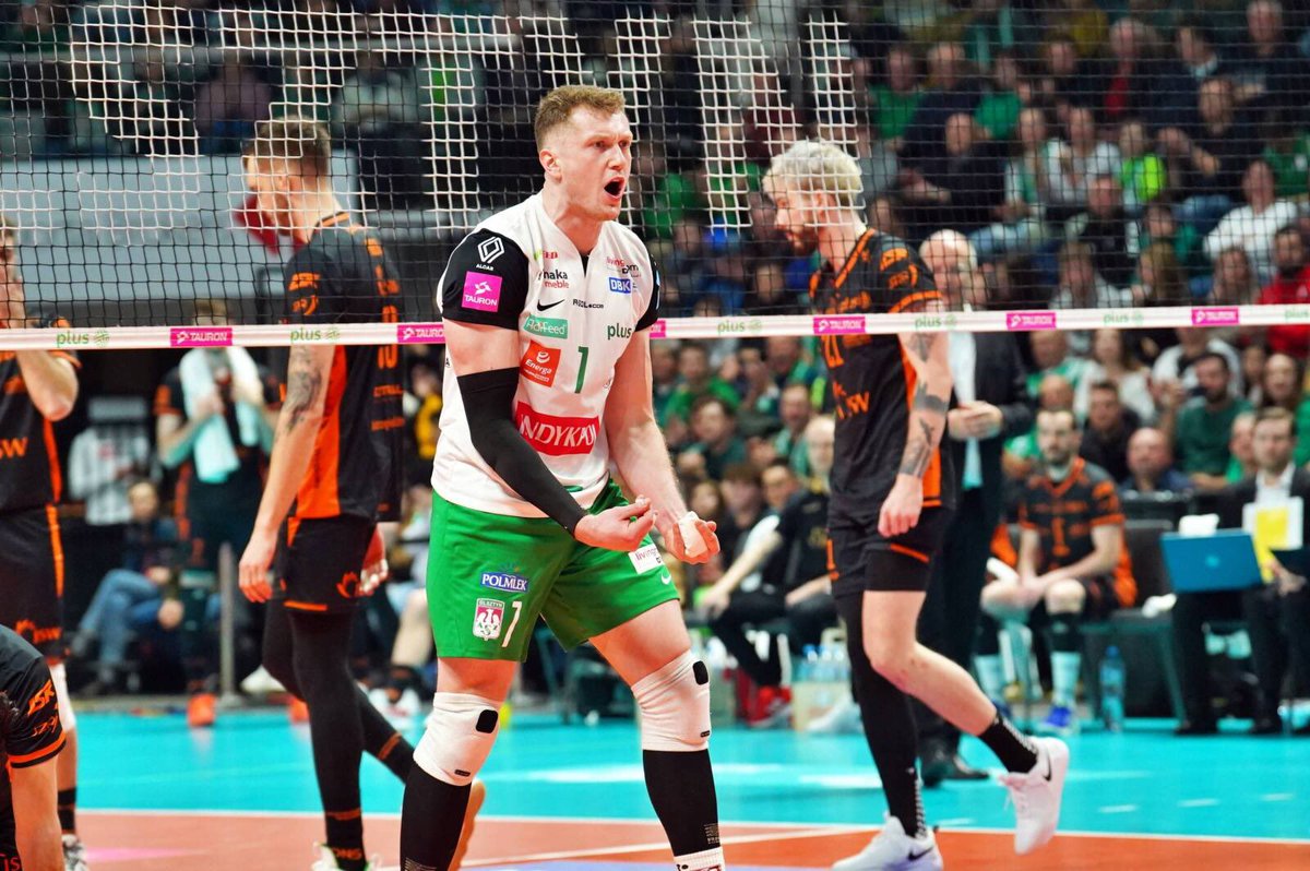 bravevolley's tweet photo. Pomimo porażki wielkie brawa dla Ciężara za kolejny fenomenalny występ i zasłużone wyróżnienie dla najlepszego zawodnika!🔝
vs Jastrzębski Węgiel
12 pkt
▪️ratio plus 11
▪️7 pkt z ataku
▪️5 bloków
#teamBV
📸Artur Kijewski https://t.co/WEve27dpEZ