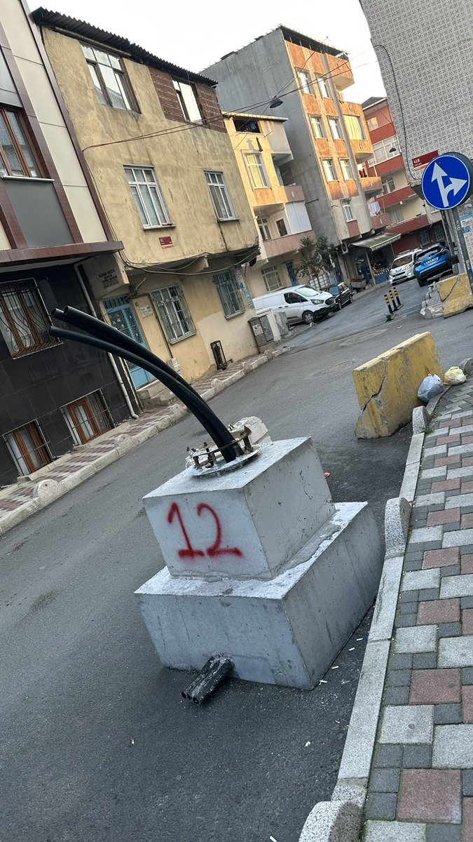 alpkankoca's tweet photo. @esenlerbelediye bu görüntü kirliliğini neye borçluyuz? https://t.co/TQpkhxJpDD