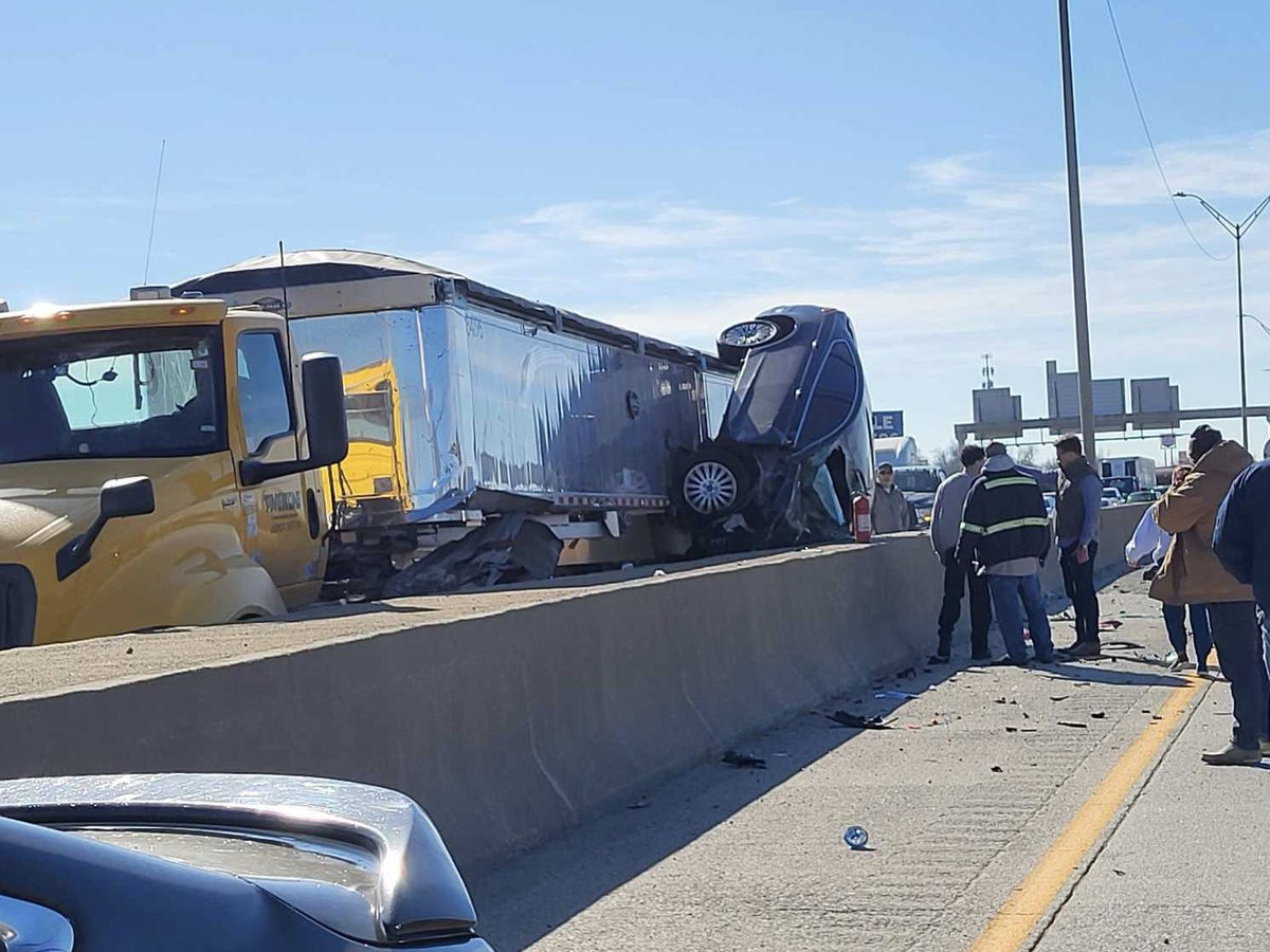 Fort Worth FD, PD, and Medstar are working a major accident involving multiple vehicles impacting both northbound and southbound I35W near Rosedale Street. No entrapment and no major injuries have been reported. Slow down in this area. Thanks to Troy Webster for the photo.