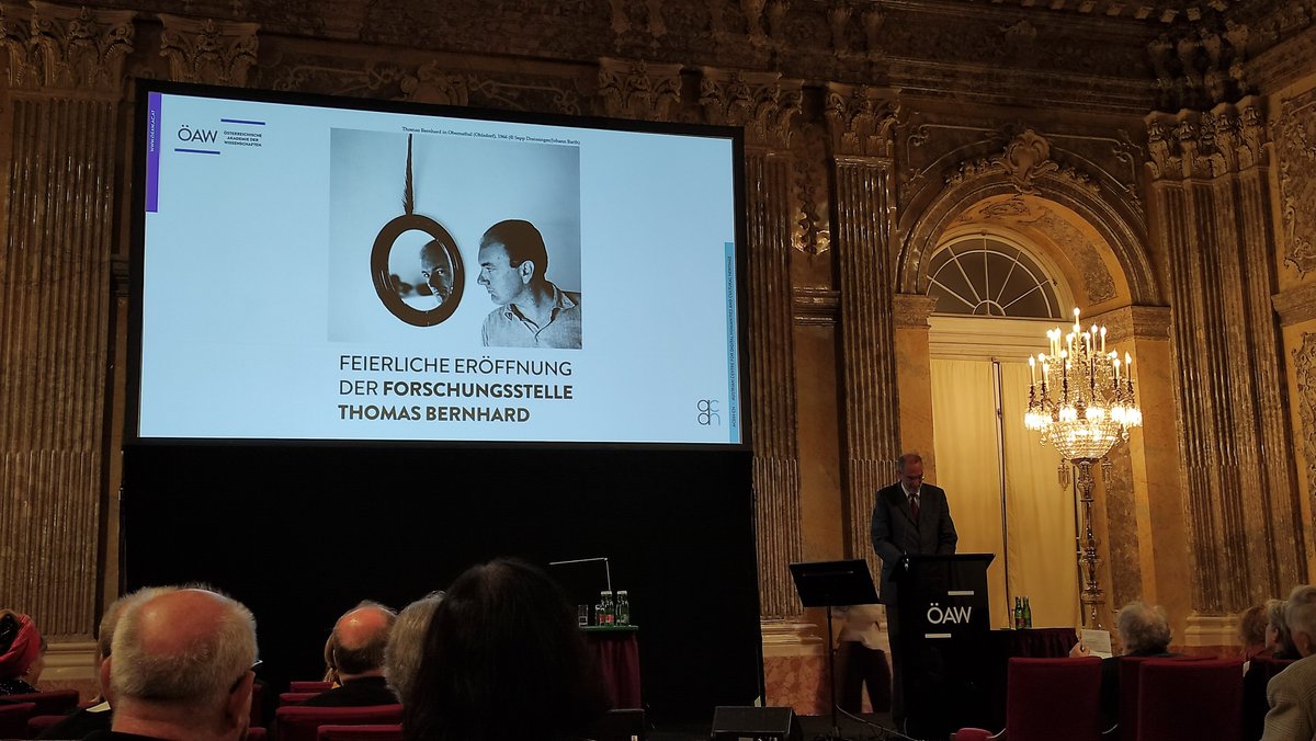 Die feierliche Eröffnung der Forschungsstelle Thomas Bernhard beginnt mit der Begrüßung von ÖAW-Präsident Heinz Faßmann, der auf die Bedeutung von Bernhards Werk für das kulturelle Erbe Österreich hinweist.