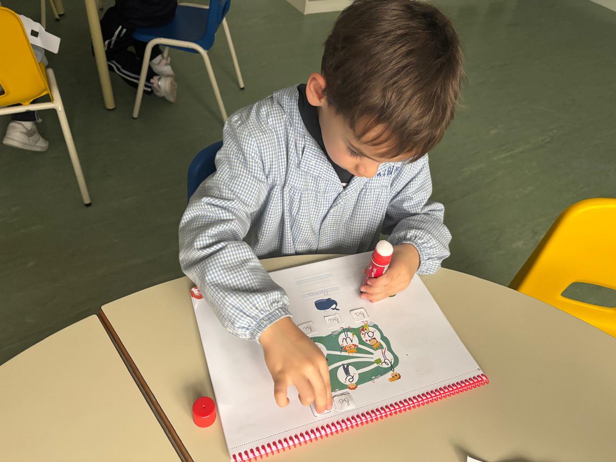CristoReyMadrid's tweet photo. Los alumnos de 5 años de Ed. #Infantil continuamos aprendiendo letras. Ya casi conocemos todo el #abecedario.
Esta semana practicaremos la “presumida B”.
#ColegioCristoRey #DejandoHuella #FEJG https://t.co/RfJm8jUNq3