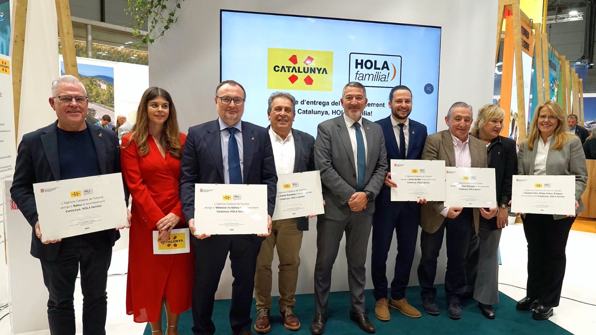 empresacat's tweet photo. 🎉 El @ConsellerSamper lliura els distintius Catalunya, HOLA família!🏅a @lloretturisme, @visitsalou, @VisitStaSusanna, @VilanovaTurisme, @femajuntament i @VisitSantPere #FITUR
 
🏖️ Reconeixement al  #turismefamiliar de qualitat. #ElGovernDeTothom
 
Més ℹ️ https://t.co/XUPQHd8HDf https://t.co/wKEAXaTx0q