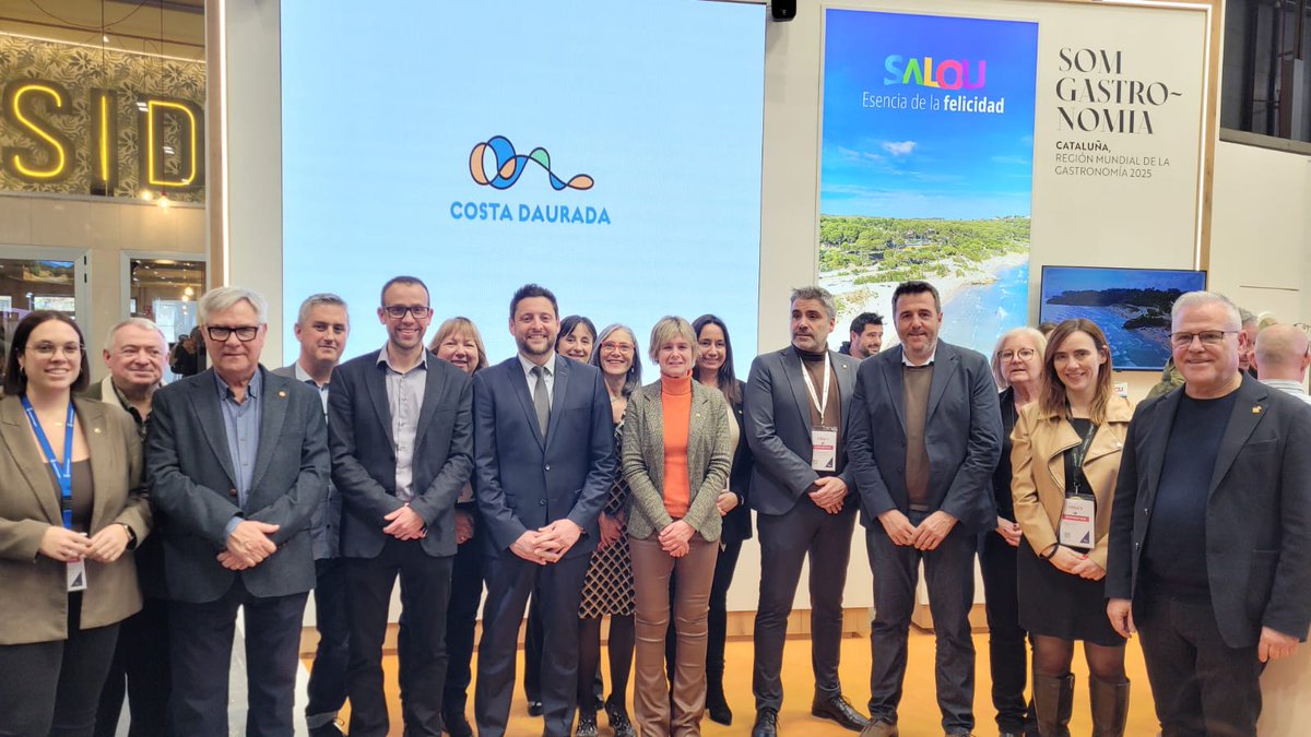 reus_cat's tweet photo. Foto de família a @fitur_madrid
Hi serem fins diumenge amb l'objectiu de posicionar #Reus com una ciutat per #gaudir https://t.co/lw2pbNMYTt