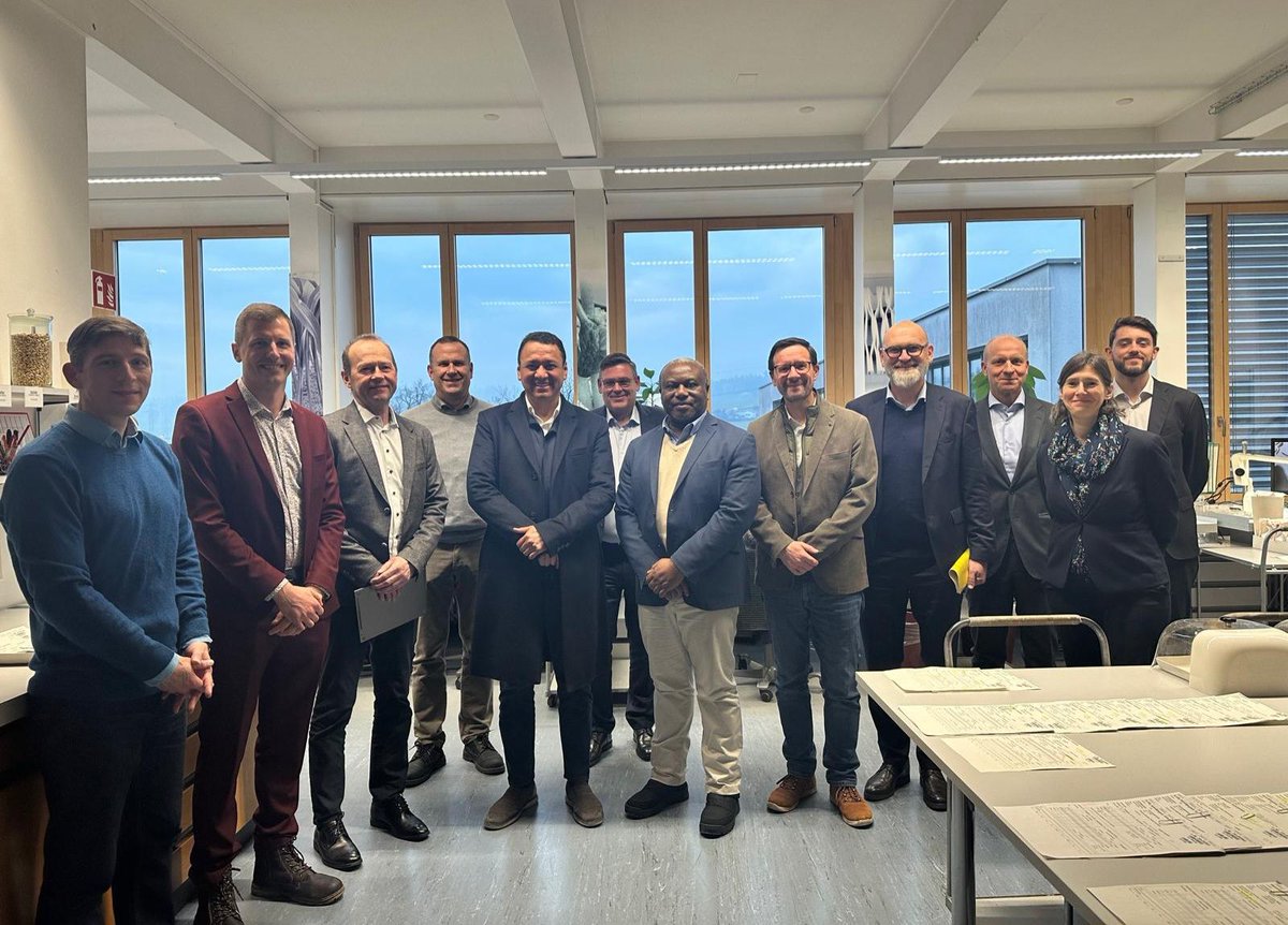 midagriperu's tweet image. #Zúrich | Durante su agenda en Suiza, el titular del #Midagri, Angel Manero, sostuvo reunión de trabajo con #Agroscope, institución líder en innovación agrícola, para impulsar investigaciones sobre la papa peruana, a fin de proteger su biodiversidad y los servicios ambientales.