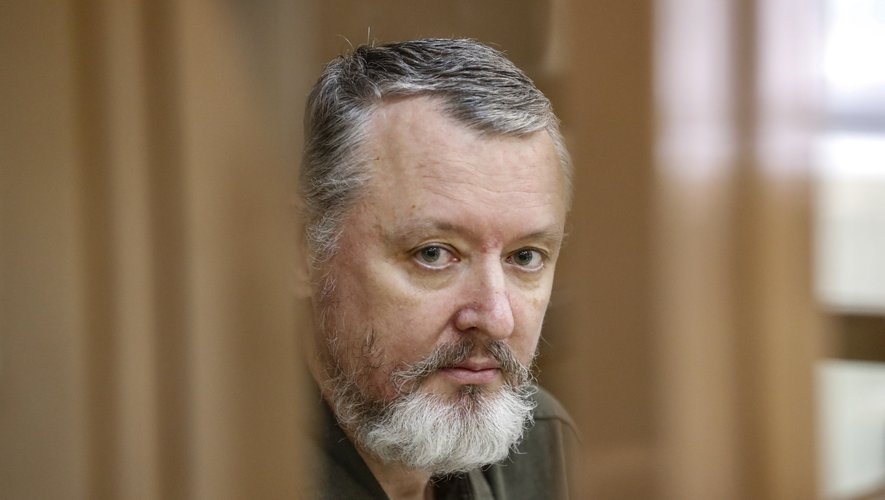 Eric_Lecomte_'s tweet photo. La libération conditionnelle de Guirkine est refusée pour "sentiments extrémistes" et pilules mal rangées dans sa table de nuit
L'ancien "ministre de la défense" de l'autoproclamée "République populaire de Donetsk", Igor #Guirkine (#Strelkov), qui purge une peine de quatre ans pour appel à l'extrémisme, s'est vu refuser la liberté conditionnelle. C'est ce qu'a annoncé son épouse Miroslava Reginskaya sur sa chaîne Telegram.
L'administration de la prison a présenté une description négative de l'ex-commandant des séparatistes. Le document indique qu'il est inscrit au registre préventif en tant que personne professant une idéologie extrémiste, qu'il ne reconnaît pas sa culpabilité et qu'il ne s'est pas repenti de ses actes.
En outre, l'administration a relevé des infractions liées au stockage inadéquat, dans la table de chevet, de médicaments prescrits par le médecin pénitentiaire.
En conclusion , l'administration écrit que "le but de la correction n'a pas été atteint. Il n'y a aucune certitude qu'il ne commettra pas à nouveau un crime".
#Russie #Ukraine