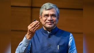 AmitYadavv99's tweet image. लालू यादव जी अश्विनी वैष्णव से लाख गुणा बेहतर रेल मंत्री थे ।

सहमत हो न मित्रों..

#trainaccident  #PushpakExpress
#zelena