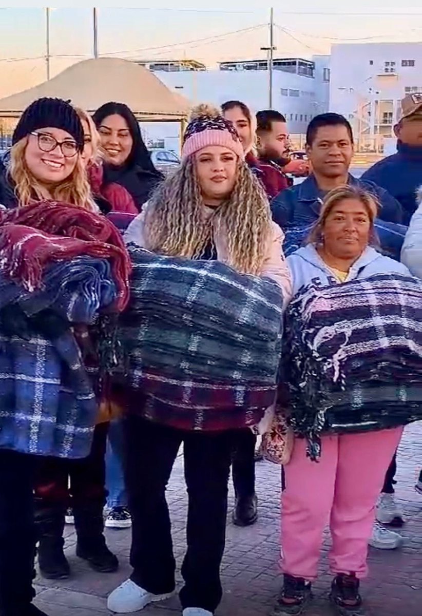 PRIMx_Coah's tweet photo. El #PRIMx #Torreón, en equipo con el PRI Torreón, entregaron cobijas, sumándose al operativo de invierno para abrigar a nuestra gente, que pasa por momentos difíciles; #EnTodasPartes el equipo sumándose a los trabajos, junto a la presidenta del Comité Municipal, @Veronica_mtz. https://t.co/hNiFI4qHgz