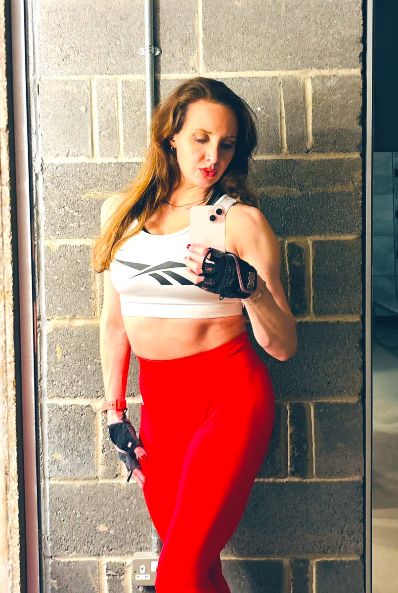 LaurantoniautiC's tweet photo. ~Another gym training sesh smashed last night. ~💪🏼💥🥊🏋️‍♀️

(Although this photo was taken pre gym workout.😆)

#gymtraining #gymmotivation #fitness #fitnessmotivation #fitnesslife #fitnesslifestyle #fitnesslover #gainsloading #smashinggoals https://t.co/DBxsDz2y2E