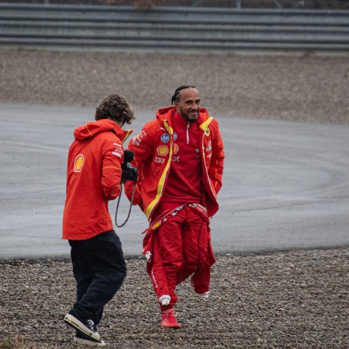ElReyGuiri's tweet photo. Hamilton: “Pilotar un Ferrari por primera vez esta mañana fue uno de los mejores momentos de mi vida”

“Cuando arranqué y salí del garaje, tenía la sonrisa más grande en mi cara . Me recordó la primera vez que probé un coche de Fórmula 1” https://t.co/FSeds8n2Hi