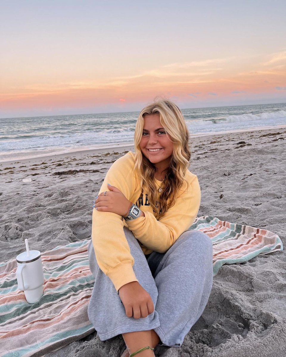 freestyle_watch's tweet photo. Golden hour, ocean breeze, and the Luke Grey Shark Watch—built for sunsets and good vibes only 🌊✨ #surfwatch #beachvibe #watchlove #beachlifevibes #watchdaily #watchgram #beaching #beachliving https://t.co/Yzju8vQOhy https://t.co/wtqjB3FkHx
