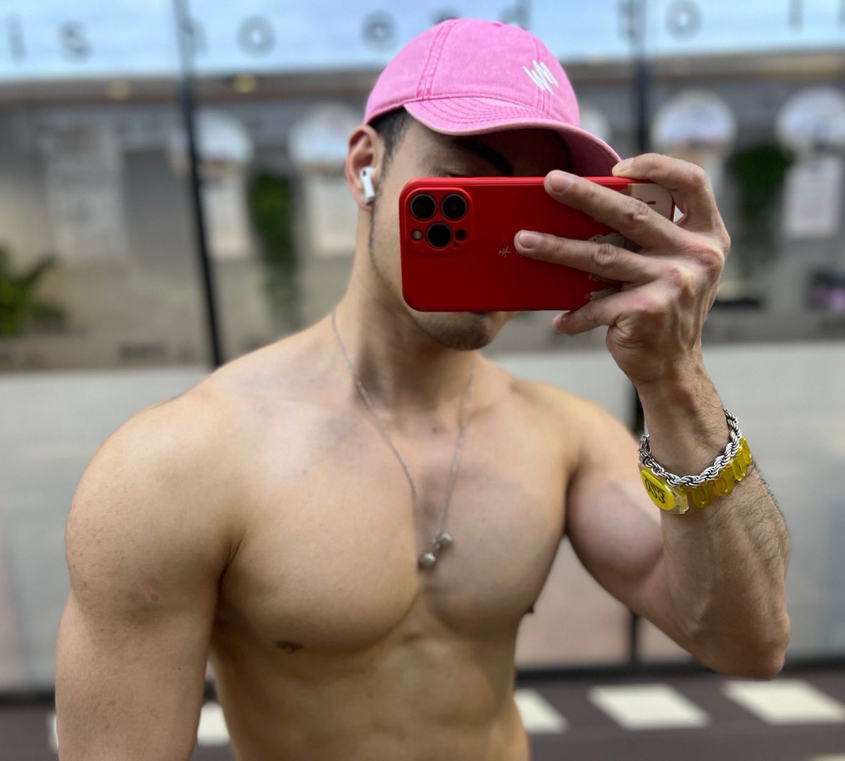 還剩6天過年.年前想放鬆🉑預約.☺️專業按摩放鬆💆🏻‍♂️.價格透明，不亂收費…不專業不收.🫡

預告：粉絲破W發新視頻.🐺