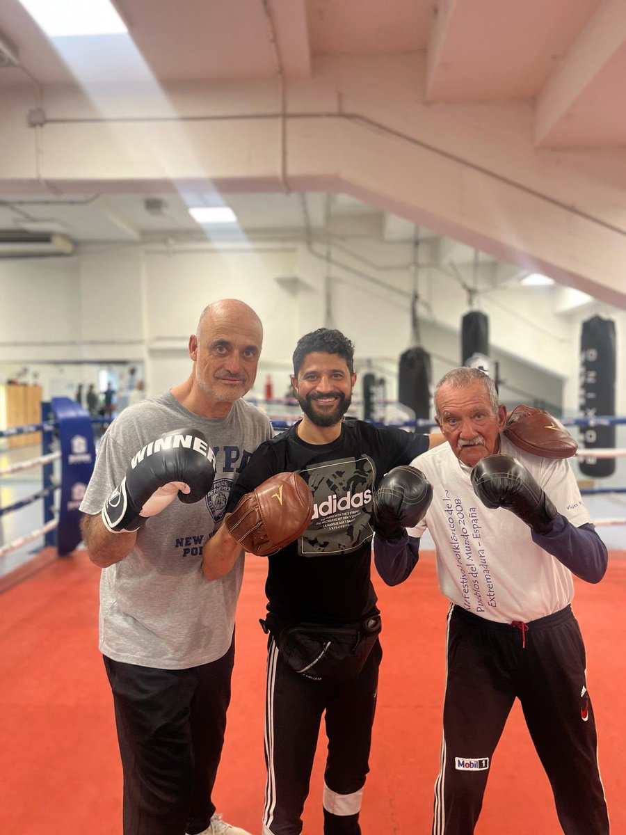 Tardes de boxeo con Ale! Trasplantado renal y gran entrenador! Todo un ejemplo! Ares  boxing Club ! Y nuestro amigo Miguel 78 años un campeón