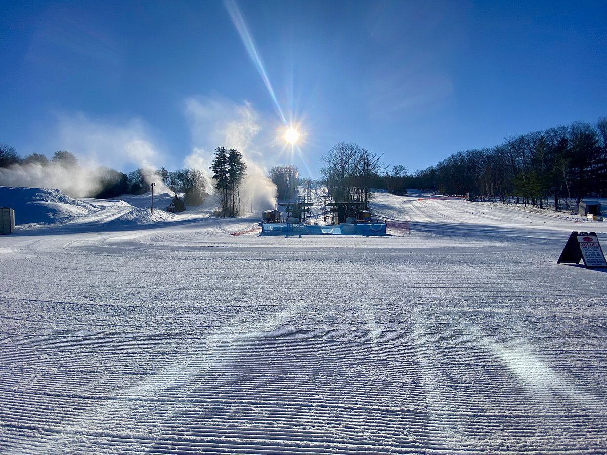 Happy Wednesday! For today, were open with all 11 trails of machine-groomed, packed powder to bring us to 100% open for the season! mcintyreskiarea.com/mountain-repor…