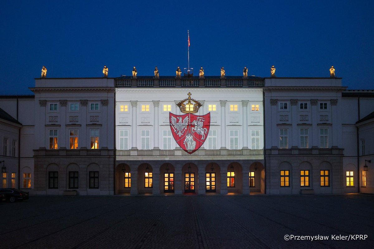 Na fasadzie Pałacu Prezydenckiego została dziś wyświetlona iluminacja w 162. rocznicę wybuchu Powstania Styczniowego. 

🔗 prezydent.pl/aktualnosci/wy…