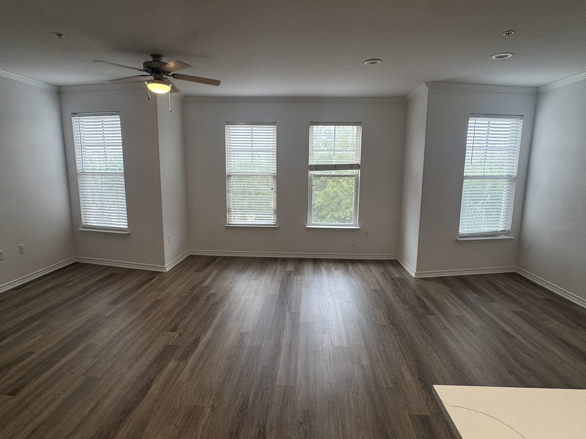 MissExecutive's tweet image. Just got a new home and I need some ideas. Can someone photoshop some furniture in here for me 

#photoshop #interiordecor #interiordecorating #fyp