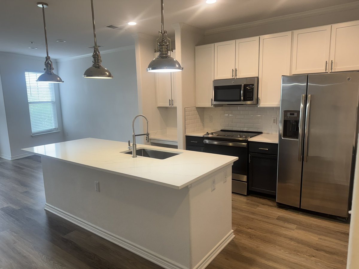 MissExecutive's tweet image. Just got a new home and I need some ideas. Can someone photoshop some furniture in here for me 

#photoshop #interiordecor #interiordecorating #fyp