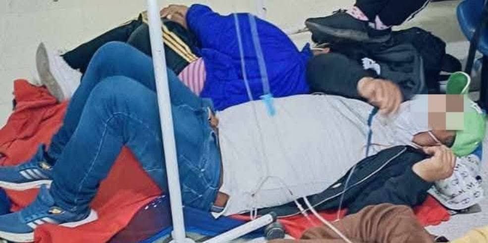 elifcolombia's tweet photo. “¡Indignante! En el Hospital Cardiovascular de Soacha, pacientes tienen que esperar TIRADOS EN EL PISO por falta de atención. ¿Dónde están las autoridades? ¡La salud en crisis! #Soacha #SaludIndigna” https://t.co/jzTz3nn2EF