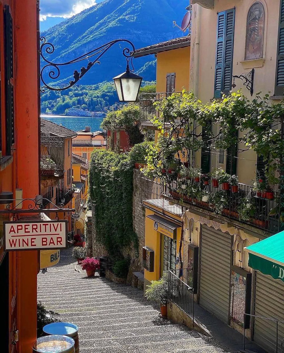 SecretsSavvy's tweet photo. 🌍The picturesque Lake Como in Italy is surrounded by mountains, elegant villas, and charming villages.❤️💛🧡 #LakeComo #TravelItaly #ExploreComo https://t.co/BctbYeJjCh