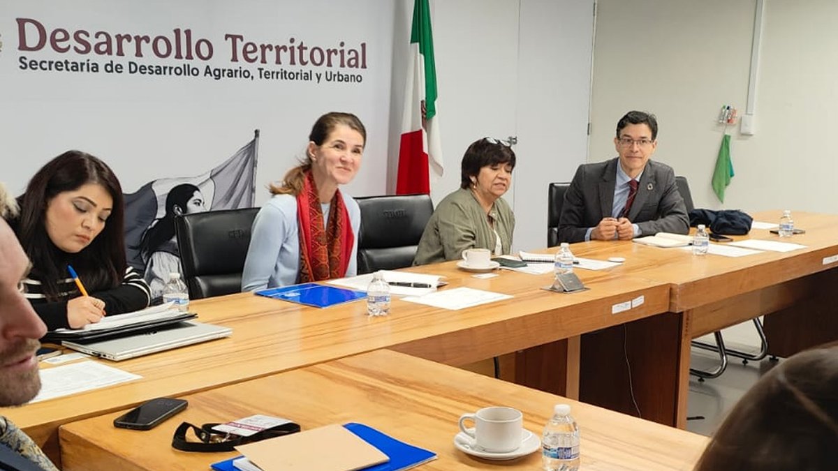 ONUHabitatMCC's tweet photo. #Entérate 🌎 @ferlonardoni Jefa de ONU-Habitat México, Cuba y CA, y @ElkinVelasquezM presentaron a @EdnaElenaVegaR1 Secretaria de @SEDATU_mx🇲🇽, ejes de trabajo técnico en #ViviendaAdecuada, #cambioclimático, capacitación, mejoramiento urbano y políticas territoriales. https://t.co/vHvyUYn0Nk