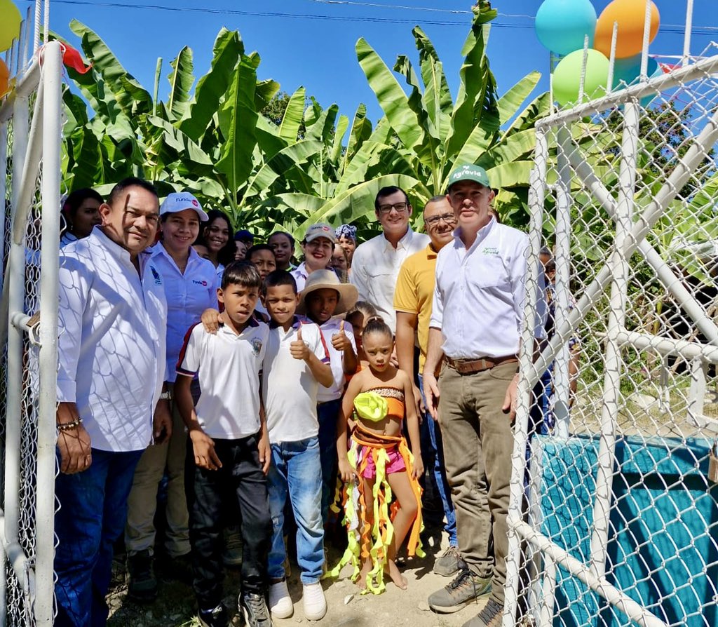 asbama_'s tweet photo. Acompañamos a @Fund_Agrovid y  @Fundebancomuni1, a la entrega de adecuación de obras en la IED Armando Estrada Florez, sede El Mamón, Zona Bananera, para mejorar la condición de la calidad educativa de los niños de preescolar a quinto de primaria que hoy allí se forman. https://t.co/5KOYUHqaFf