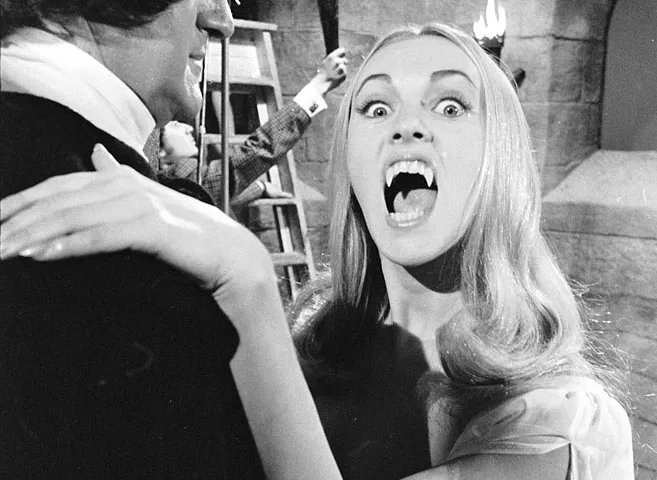 Avui a les 21h a #DonesiDiesCatRadio us volem queixalar amb un altre programa al web. Quin és el paper de les dones a les pel·lícules de vampirs? Senyores indefenses amb la finestres obertes? verges o senyores que criden? Parlem de cine però s'assembla bastant a la vida real!