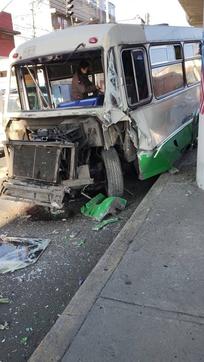 IroniaLD's tweet image. El conductor de un #microbús pierde el control y se impacta contra la columna del metro sobre Av. #Tláhuac y calle Pirules, colonia Santa María Tomatlán.
Alc. #Iztapalapa