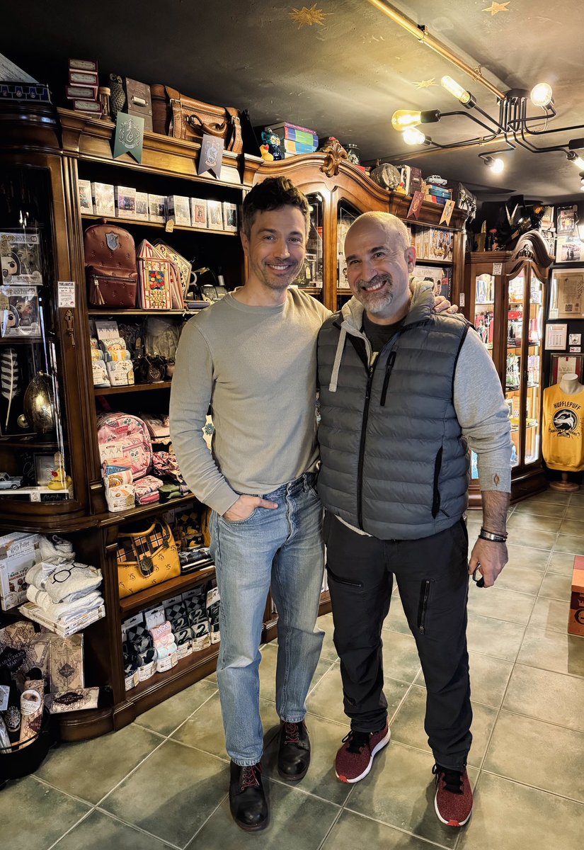La tienda que no debe ser nombrada 🧙🏼♂️⚡ (@nosedebenombrar) on Twitter photo Y aquel día en el que un Mortifago <a href="/PeterPedrero/">Peter Pedrero</a> estuvo con Tom Riddle <a href="/CeeofCee/">Christian Coulson</a> en La tienda que no debe ser nombrada? 😍 un momento único !! Y aquel día en el que un Mortifago <a href="/PeterPedrero/">Peter Pedrero</a> estuvo con Tom Riddle <a href="/CeeofCee/">Christian Coulson</a> en La tienda que no debe ser nombrada? 😍 un momento único !!