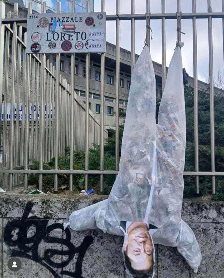 stergiosale's tweet image. Στη πλατεία που κρέμασαν ανάποδα το Μουσολίνι, κρέμασαν ανάποδα ομοίωμα φτιαγμένο από σκουπίδια του Έλον Μασκ κ έγραψαν "πάντα θα υπάρχει χώρος για σένα στην πλατεία Λορέτο, Έλον"