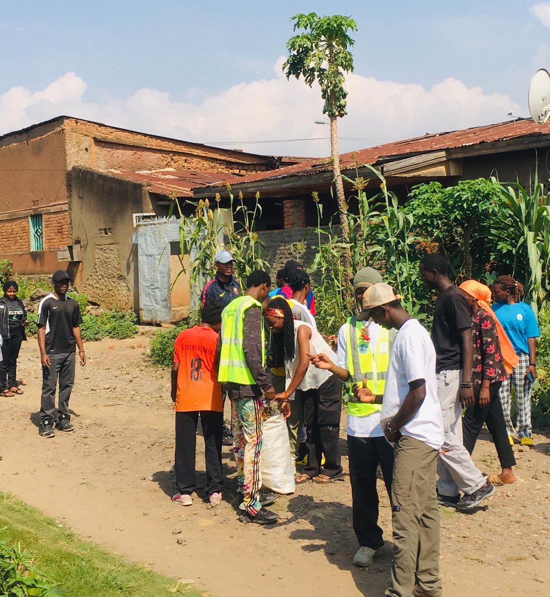 YouthMusanze's tweet photo. @RwandaYouthVol1 muri @MusanzeDistrict bakomeje kuba intangarugero mu gutanga umusanzu mu bikorwa bihindura imibereho myiza y'Abaturage.
Ibyo bakora, n’ubwitange bukomeye aho bubakira abatishoboye,Isuku hose,gutangira amakuru kugihe ndetse no kwicungura Umutekano.
@RwandaLocalGov https://t.co/FordlSfzY9