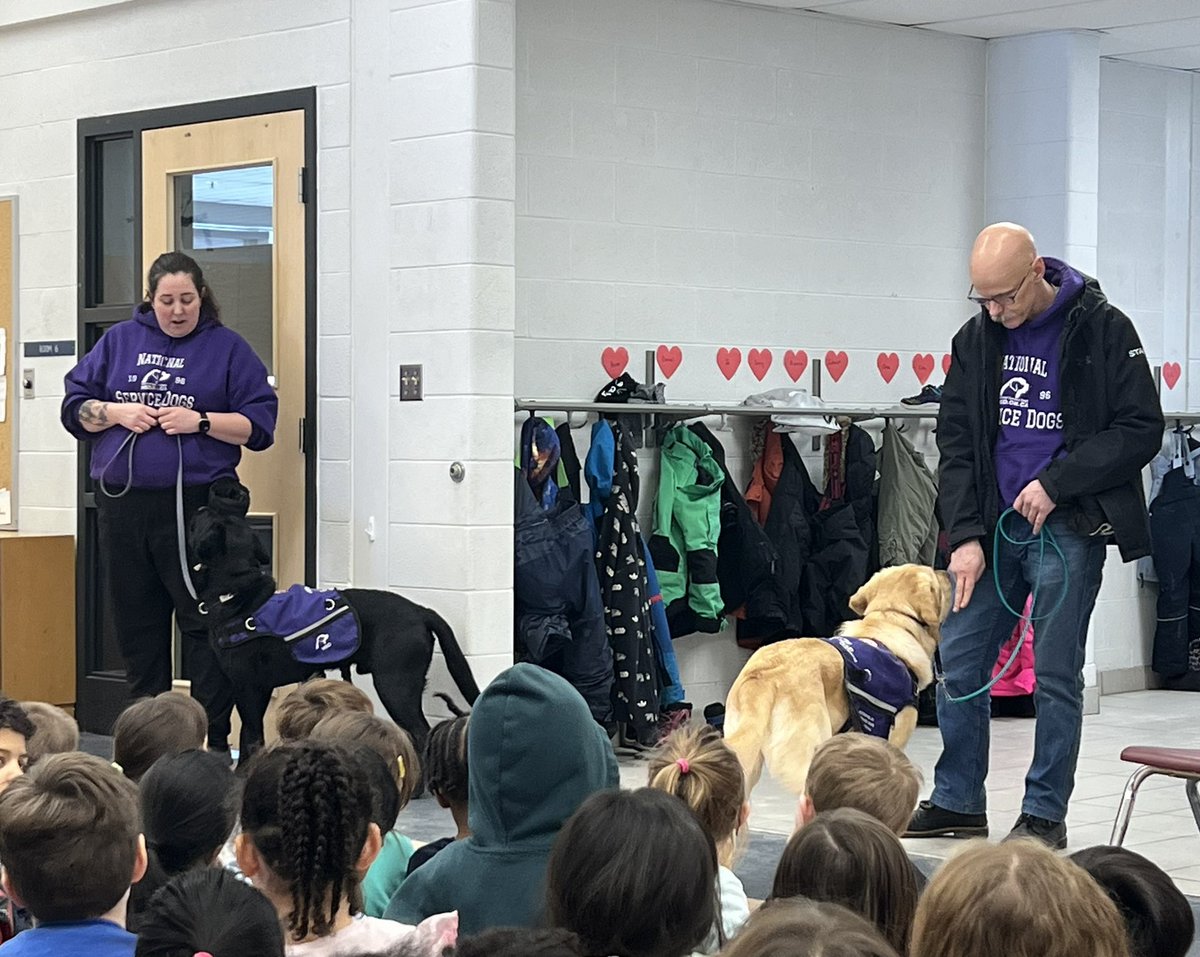 Some sweet visitors today at <a href="/elgwrdsb/">Elgin St PS</a> 🐶♥️