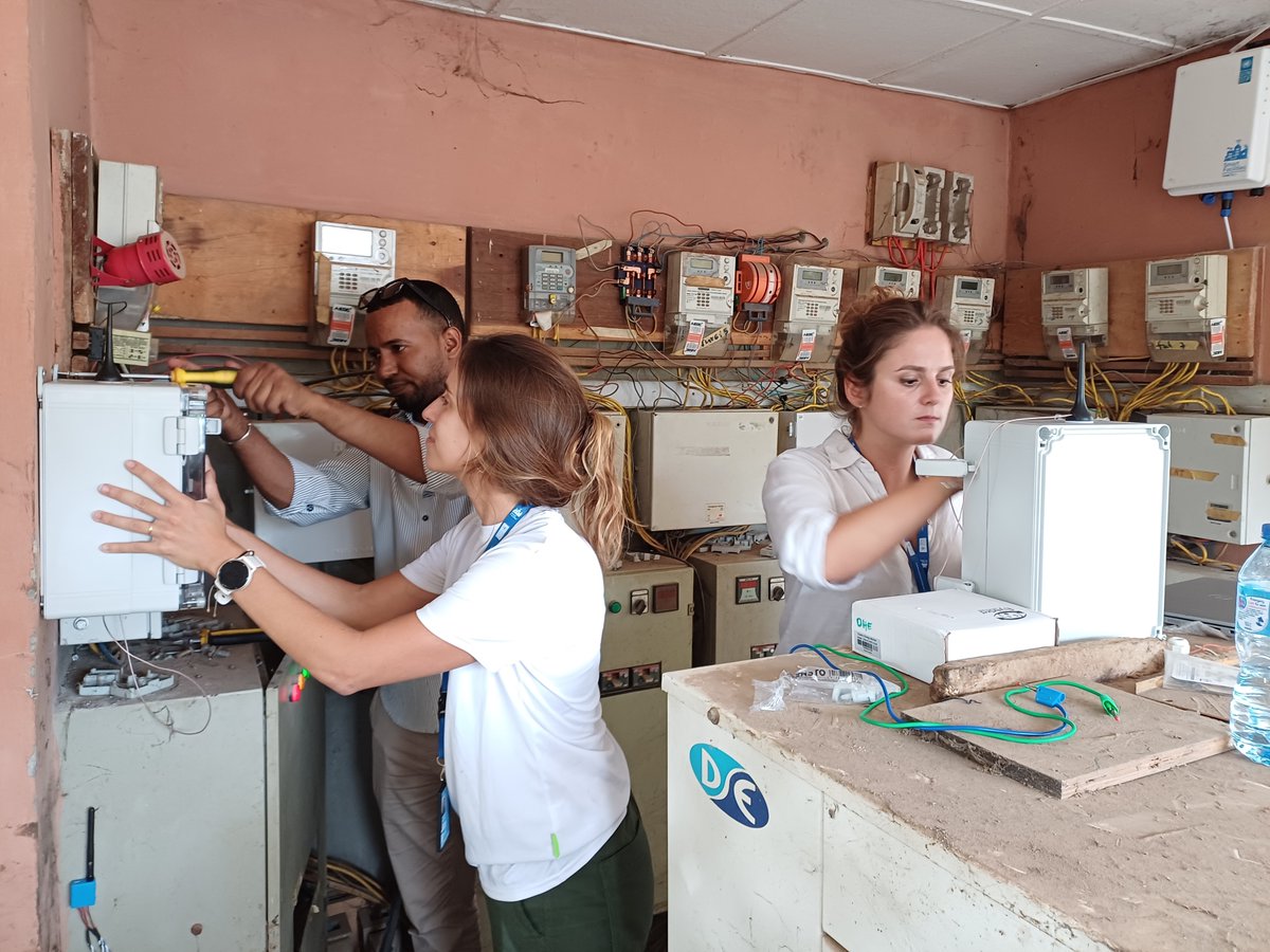 MPTFOffice's tweet image. ⚡️Electricity powers #humanitarian responses in cities &amp;amp; refugee camps. The issue is +11,000 fossil fuel-based generators consuming $100M+/year in fuel costs.  

Learn how the Decarbonising Humanitarian Energy MPTF improves #HumanitarianEnergy use in fragile settings. #SDG7