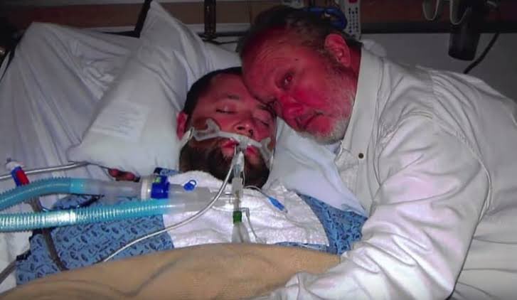 GeeksSupremos's tweet photo. Fotos de las que hablamos en el capítulo de hoy. 

1.- Minutos antes de que un padre amenace a todo un equipo de médicos que querían retirar el soporte vital a su hijo. 

2.- Omayra Sánchez tuvo que ser dejada a morir después del desastre de Armero sin que nadie pudiera ayudarla https://t.co/NnGgrEKW90