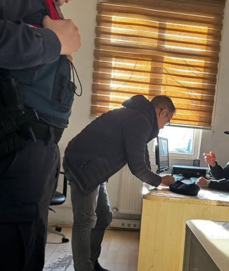 AvBogatekin's tweet photo. “Ünlü” gözaltılarında yaşanan faşizmi, “yönetmendi, şairdi vs.” söylemi ile “ılıklaştırmaktan” vazgeçin. #KazımÖz ağır faşizm koşullarında yaşayan,Alevi-Kürt bir yönetmendir. Bu durumu yaşamasaydı sorun olurdu asıl. 
Sanat aleminden de  destek beklemeyin kaypak bir yapıdır ! https://t.co/fVw1cFCxsr