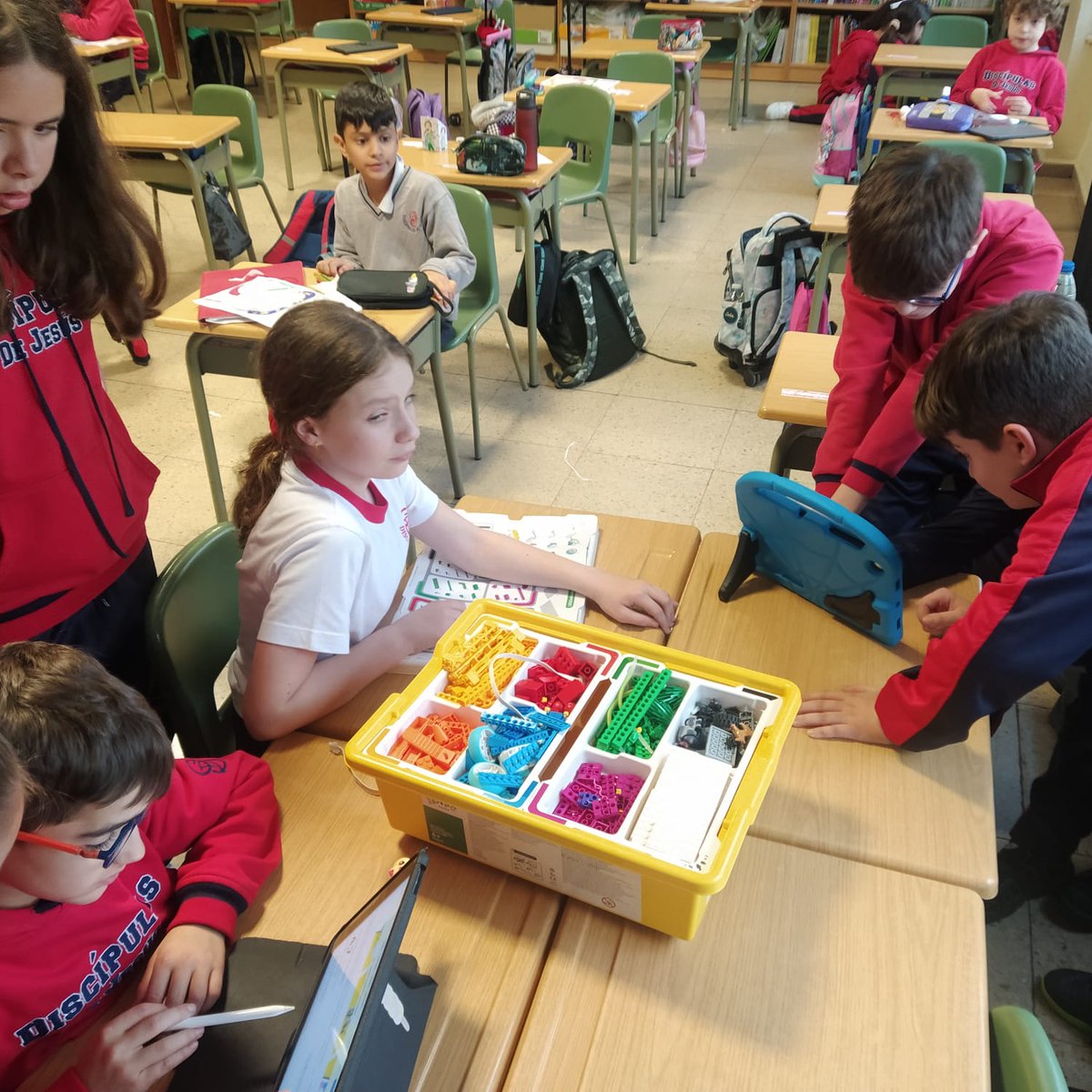 DiscipulasLeon's tweet photo. El grupo de 6º EP, junto con sus compañeros de 4º, han estado programando y realizando actividades de STEM con #legorobotics.
¡Se lo han pasado genial! 🤖
#LEGO #legorobotics #programación #leonesp https://t.co/zwLZcoF92z