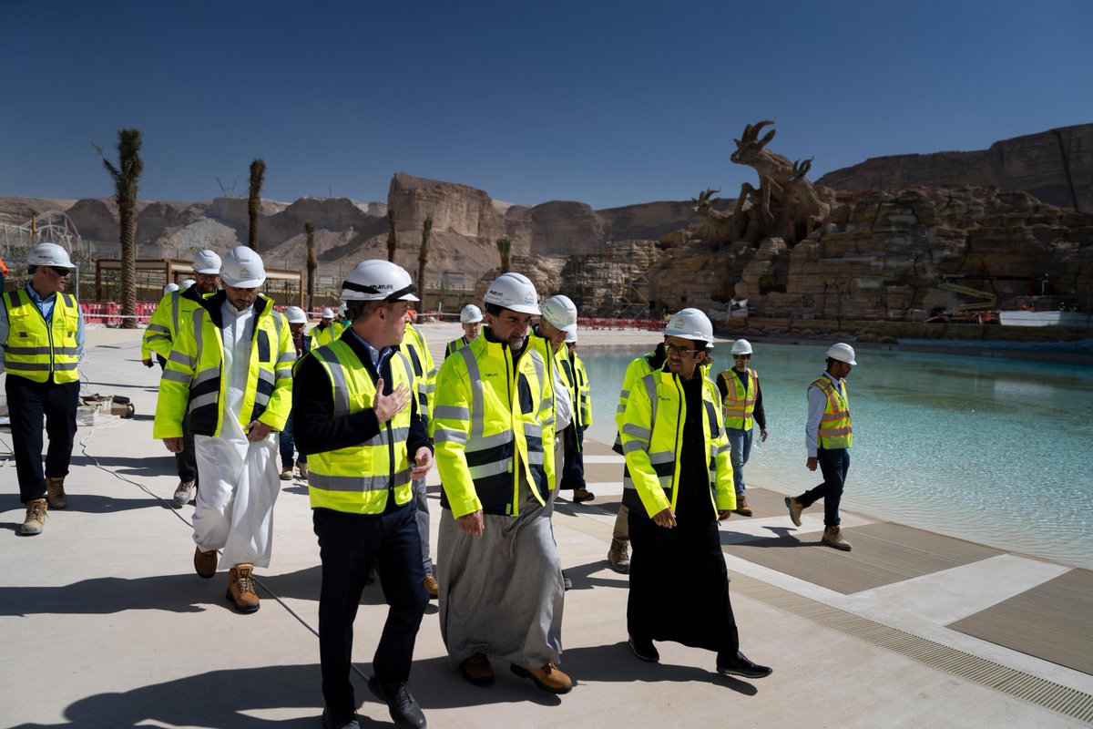 PIFSaudi's tweet photo. قام معالي الأستاذ ياسر الرميان، محافظ #صندوق_الاستثمارات_العامة بزيارة لـ #مدينة_القدية، حيث اطلّع معاليه على التقدّم اللافت للأعمال الإنشائية في المدينة، وأبرز التطورات والمستجدات في متنزّه Six Flags ومتنزّه أكواريبيا المائي. https://t.co/F6MgHij5Ef
