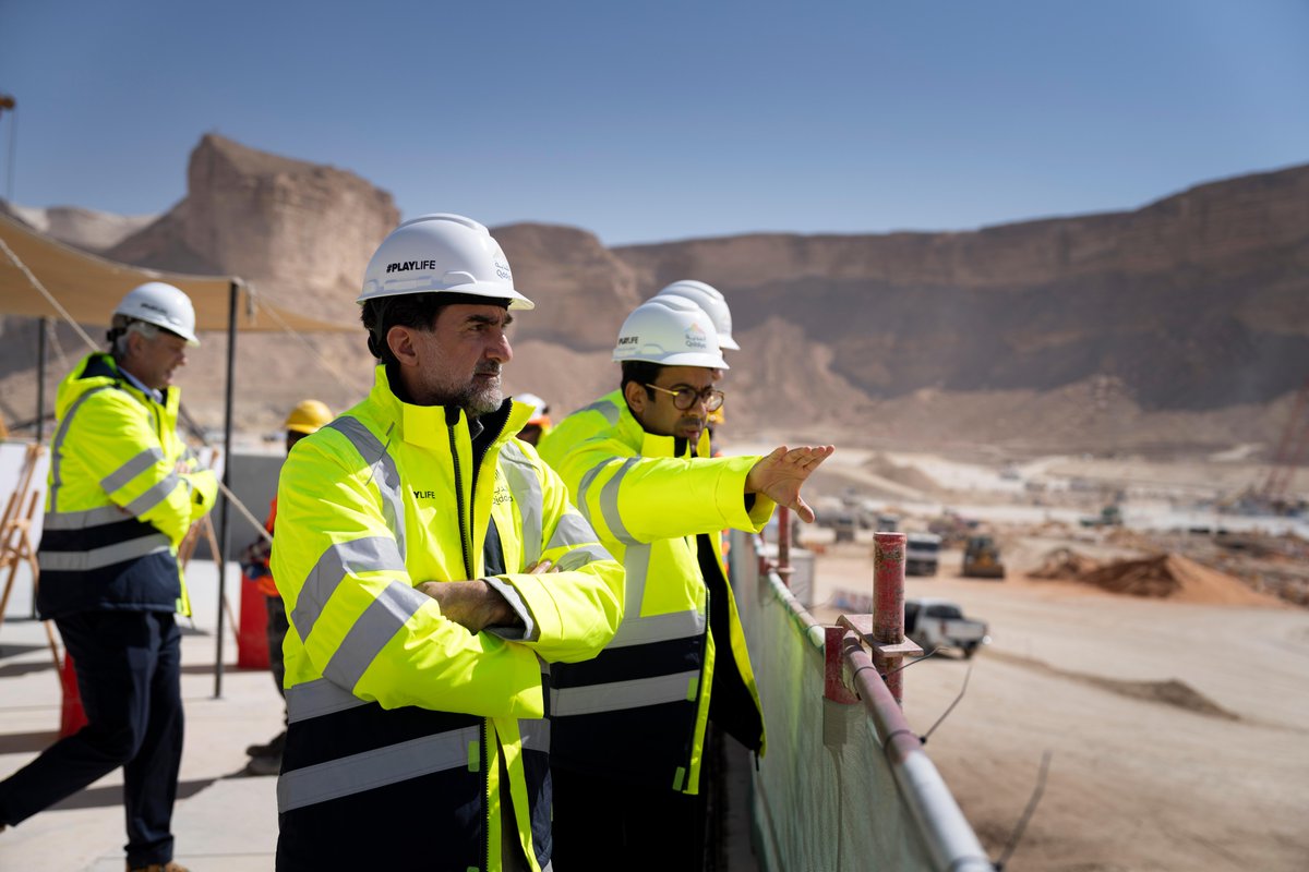 PIFSaudi's tweet photo. قام معالي الأستاذ ياسر الرميان، محافظ #صندوق_الاستثمارات_العامة بزيارة لـ #مدينة_القدية، حيث اطلّع معاليه على التقدّم اللافت للأعمال الإنشائية في المدينة، وأبرز التطورات والمستجدات في متنزّه Six Flags ومتنزّه أكواريبيا المائي. https://t.co/F6MgHij5Ef