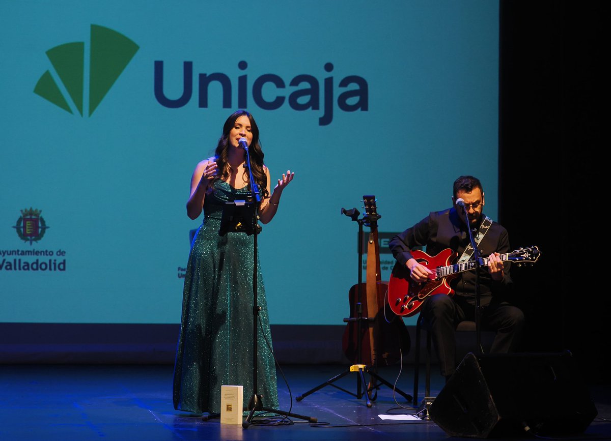Comenzamos la gala de entrega del #XXVIIIPremioDelibesAPV, presentada por las fantásticas <a href="/ValquiriaTeatro/">Valquiria Teatro</a> 🎭 acompañadas por la increíble voz de <a href="/RocioTorio/">Rocío Torío</a> 🎤 y la guitarra de César Díez 🎸. Muchas gracias por expresar las palabras y el arte esta tarde.
