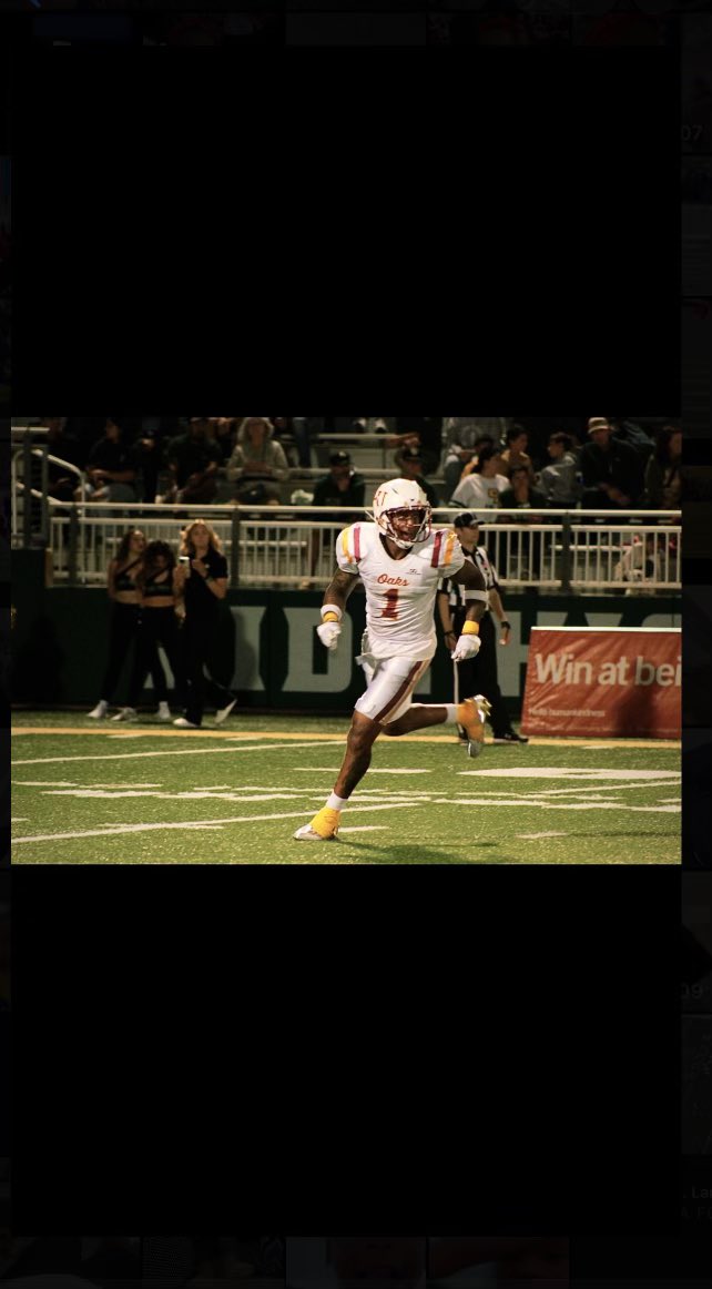 owenmeister1's tweet photo. Big day for the Oaks and @Riep_Amir congrats on signing with the @USFLShowboats ! It was an honor to share the field with you, great teammate and an even better leader! Unfinished business! #ProOaks @oaksfb https://t.co/3TKCth9ev1