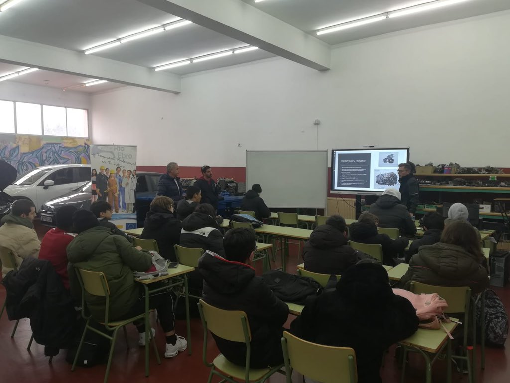 Jornada realizada hoy en el centro sobre el vehículo eléctrico a cargo de Renault Autovican. ¡Muchas gracias a Daniel y Diego por su colaboración! 🚙🚗
#sumaríoebro