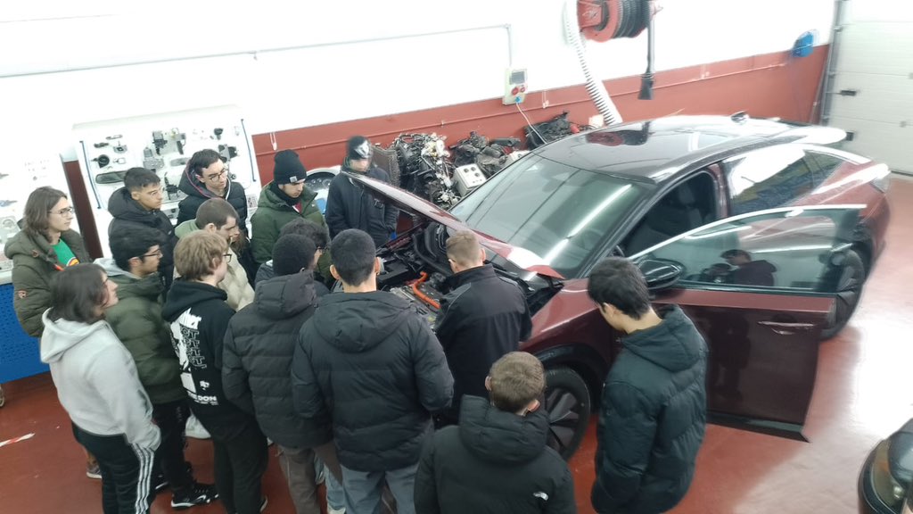CIFPRIOEBRO's tweet photo. Jornada realizada hoy en el centro sobre el vehículo eléctrico a cargo de Renault Autovican. ¡Muchas gracias a Daniel y Diego por su colaboración! 🚙🚗
#sumaríoebro https://t.co/wXBD3i2MLB