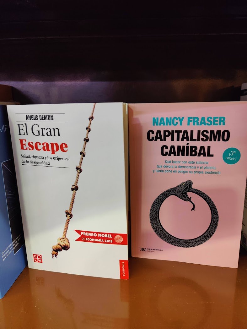 MadisIT's tweet image. La batalla cultural sigue en Argentina. El montón de basura (sobre supuestamente economía) que encontré en la librería más bonita que he visto mientras buscaba libros de @juanrallo @AgustinLaje y otros libertarios. ¡VLLC!