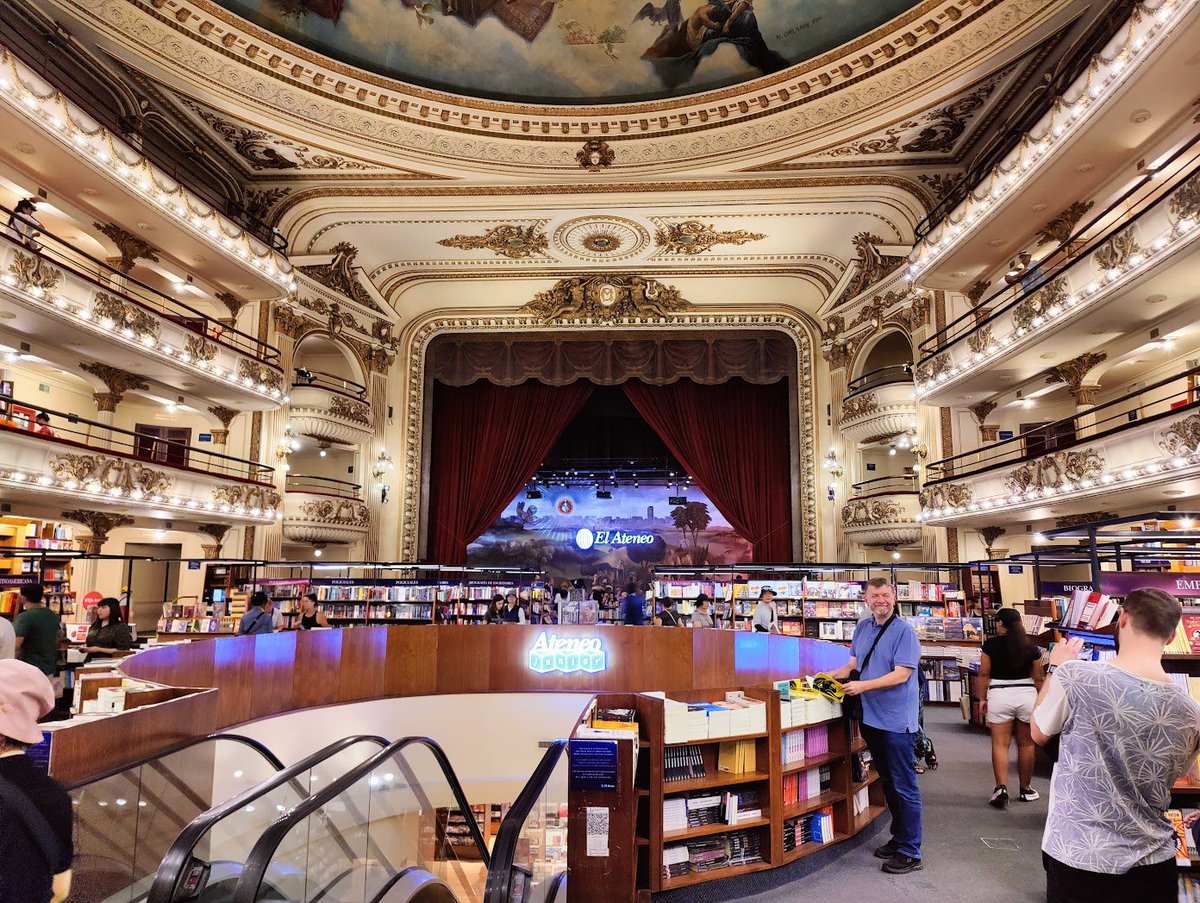 MadisIT's tweet image. La batalla cultural sigue en Argentina. El montón de basura (sobre supuestamente economía) que encontré en la librería más bonita que he visto mientras buscaba libros de @juanrallo @AgustinLaje y otros libertarios. ¡VLLC!