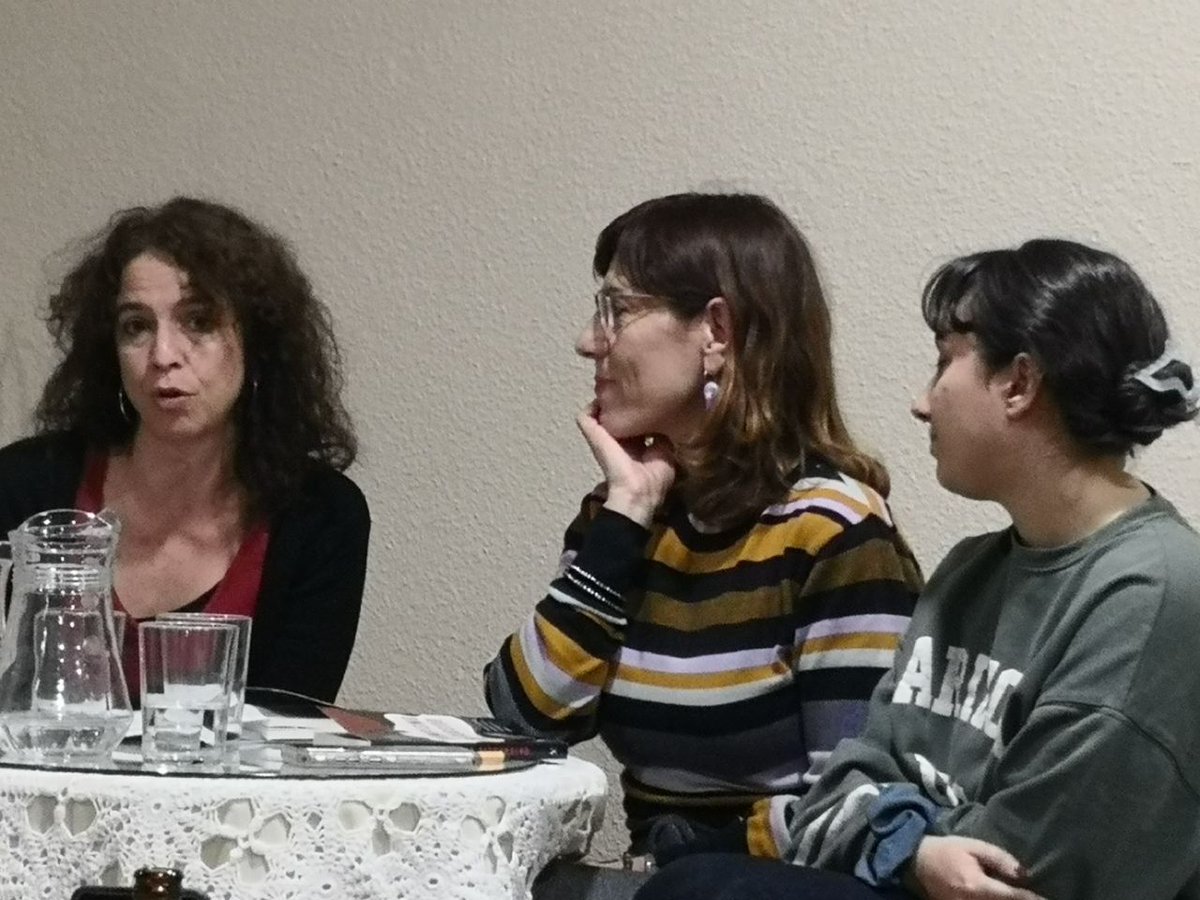 anticapiLega's tweet photo. Comienza la presentación del libro de Laura Camargo: "Trumpismo discursivo. Origen y expansión de la ola reaccionaria global" presentado por Andrea Rojo de Anticapitalistas Leganés. Para dialogar con Laura, contamos con María Gómez. 
Todavía estáis a tiempo de pasar por La Libre! https://t.co/D4JUIex4aN