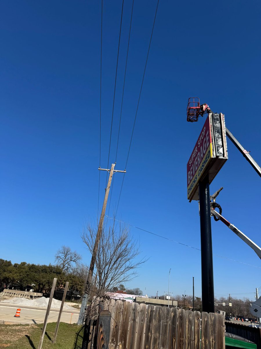 Our #ForestForward sign is now up on #MLKBlvd welcoming all those to sunny #SouthDallas☀️! We're thrilled to continue to share our vision of bringing healthy neighborhood revitalization to South Dallas. 

If you happen to drive by it, be sure to take a photo! 😉