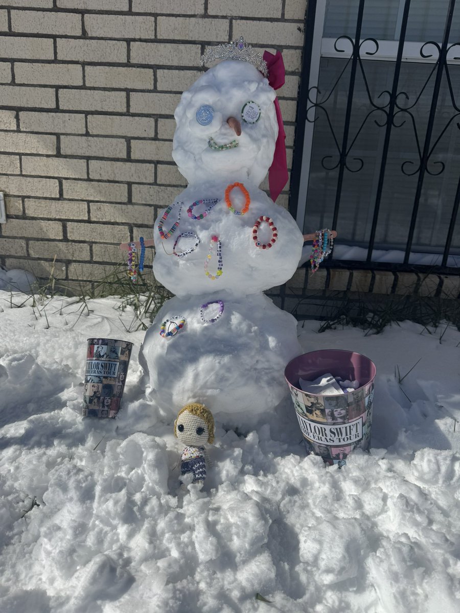 JusticeCal98019's tweet photo. “Best believe I’m still bejeweled, when I walk in the room, I can make the whole place…SHIVER!” 🤣 ❄️ ☃️ @taylorswift13 @taylornation13 #NewOrleans #SneauxLa #snowday2025 #sneauxmaggedon https://t.co/E0k3S15mET