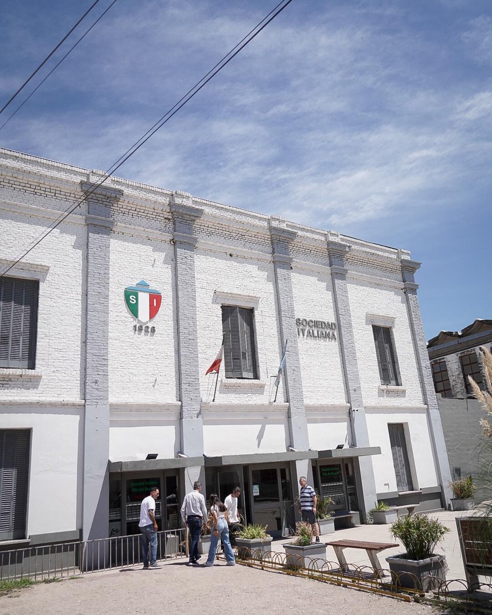 miguelsiciliano's tweet photo. En nuestra visita a #VillaDelRosario, dentro del departamento #RíoSegundo, nos reunimos con autoridades municipales para dialogar sobre las necesidades locales y coordinar acciones conjuntas, visitamos medios de la zona, y compartimos junto a la Sociedad Italiana. Allí realizamos la entrega de aportes económicos destinados al fortalecimiento del deporte, la cultura y el intercambio social.  🙌
