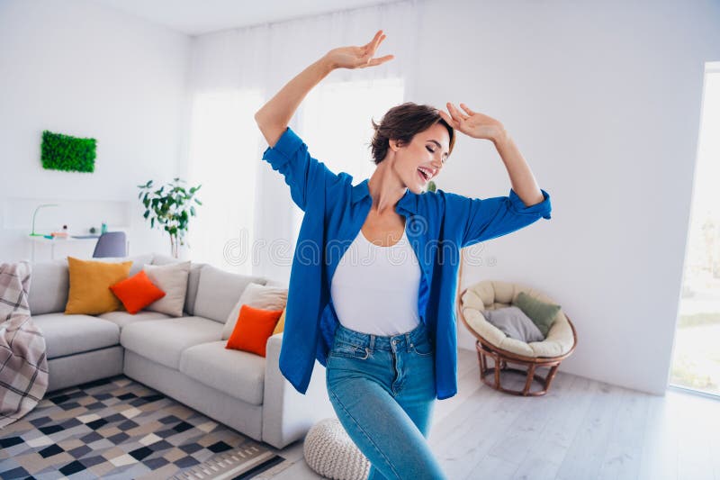 ehsanarj1's tweet image. رقصیدن می‌تواند علاوه بر شادابی، یک فعالیت فیزیکی بسیار مفید برای بدن و سلامت سیستم اسکلتی و عضلانی باشد، بشرط آنکه، روزی ۲۰ دقیقه مداوم برقصید. با ریتم‌ کُند آغاز، به مرور تند‌ و مجددا کُندپایات دهید. پیش از آغاز رقص نیز چند حرکت کششی انجام دهید.
از #درد بدور باشید!