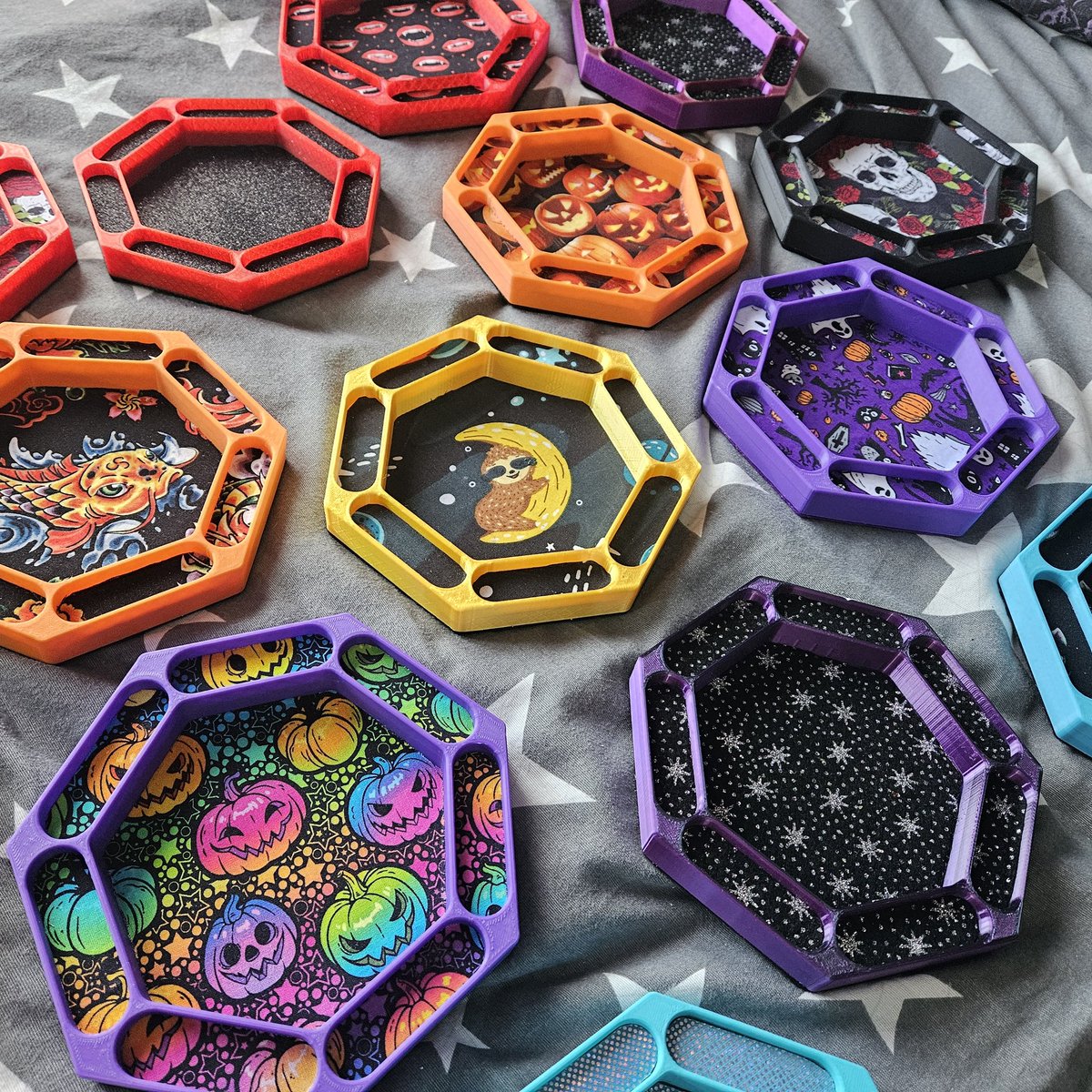 🌈✨ Just a few of the really cute dice trays available at tabletoptinkering.com ✨🌈

#smallbusiness #ttrpg #dicegoblin #dice #dnd #giftidea #dungeonsanddragons #bespoke #3dprinting