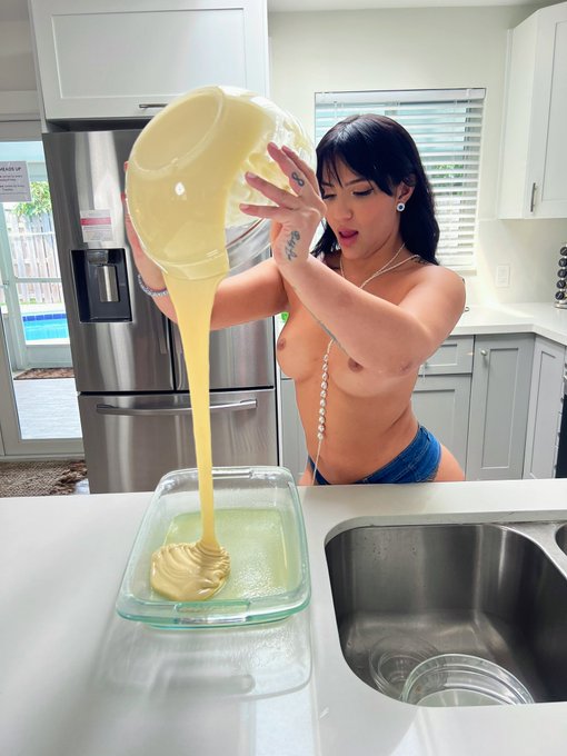 Come bake something sweet -and maybe heat things up while we wait over?? @thelewdguide ?? https://t.